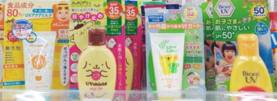 ドラッグストアで並んでいる子供用の日焼け止め、SPF35~50まであります。1,000~2,000円程度で販売されています。