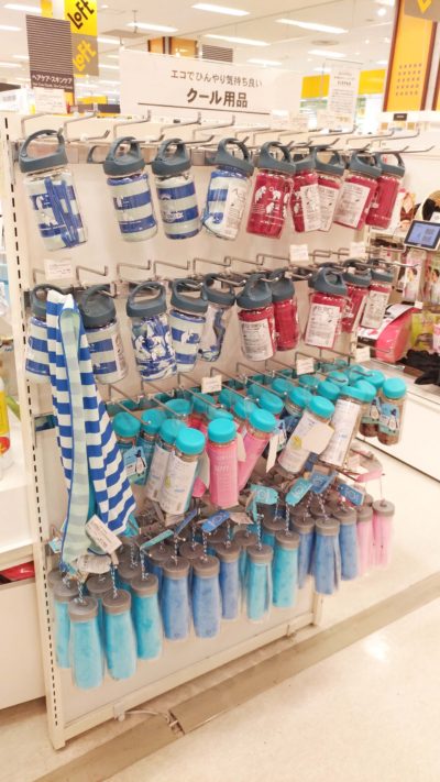 左の写真と同様、ロフトで発見したクールタオル。タオルを濡らし、軽く 絞り、すぐひんやりになります。価格は1,200~1,500円程度です。